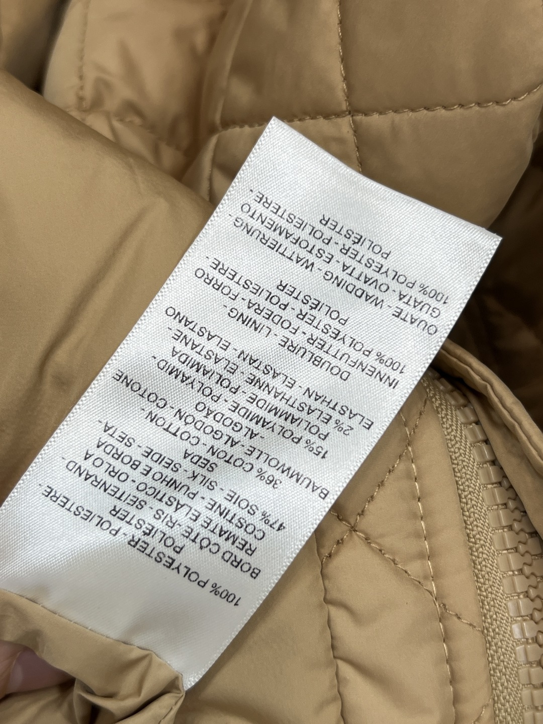 M家 25秋冬新款 菱形绗缝夹棉连帽外套 连帽圆弧衣摆设计 立体剪裁经典H版型演绎秋冬叠搭造型保暖神器 