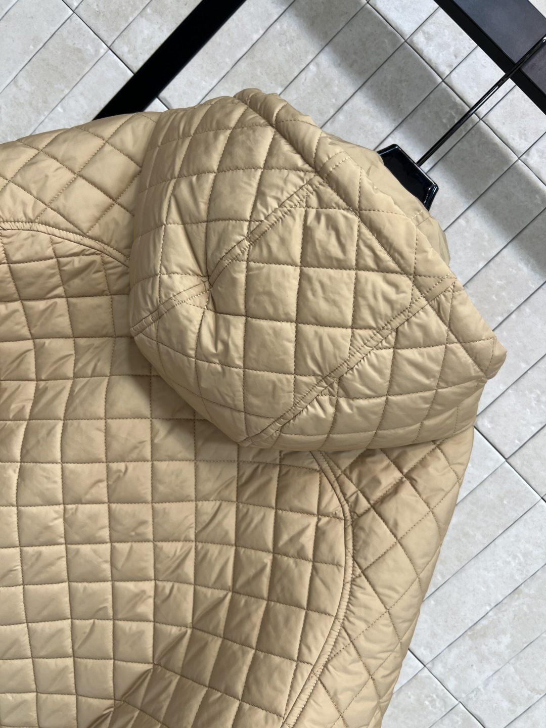 M家 25秋冬新款 菱形绗缝夹棉连帽外套 连帽圆弧衣摆设计 立体剪裁经典H版型演绎秋冬叠搭造型保暖神器 