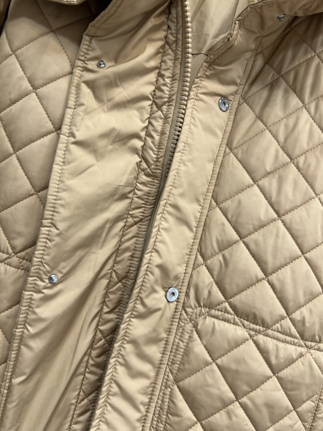 M家 25秋冬新款 菱形绗缝夹棉连帽外套 连帽圆弧衣摆设计 立体剪裁经典H版型演绎秋冬叠搭造型保暖神器 