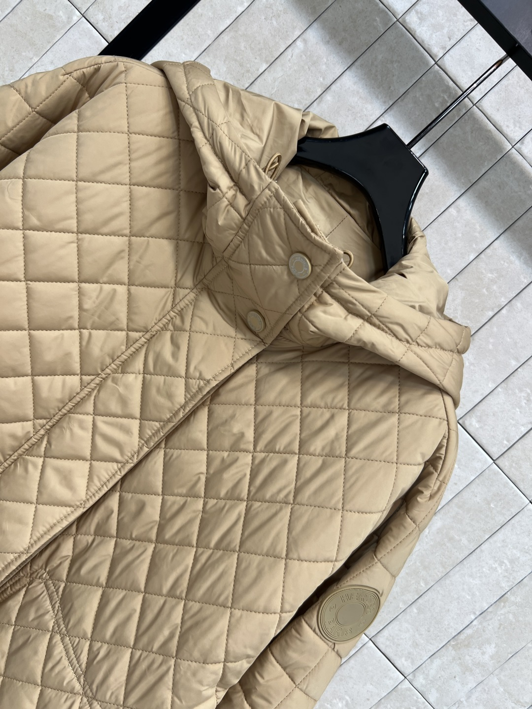 M家 25秋冬新款 菱形绗缝夹棉连帽外套 连帽圆弧衣摆设计 立体剪裁经典H版型演绎秋冬叠搭造型保暖神器 