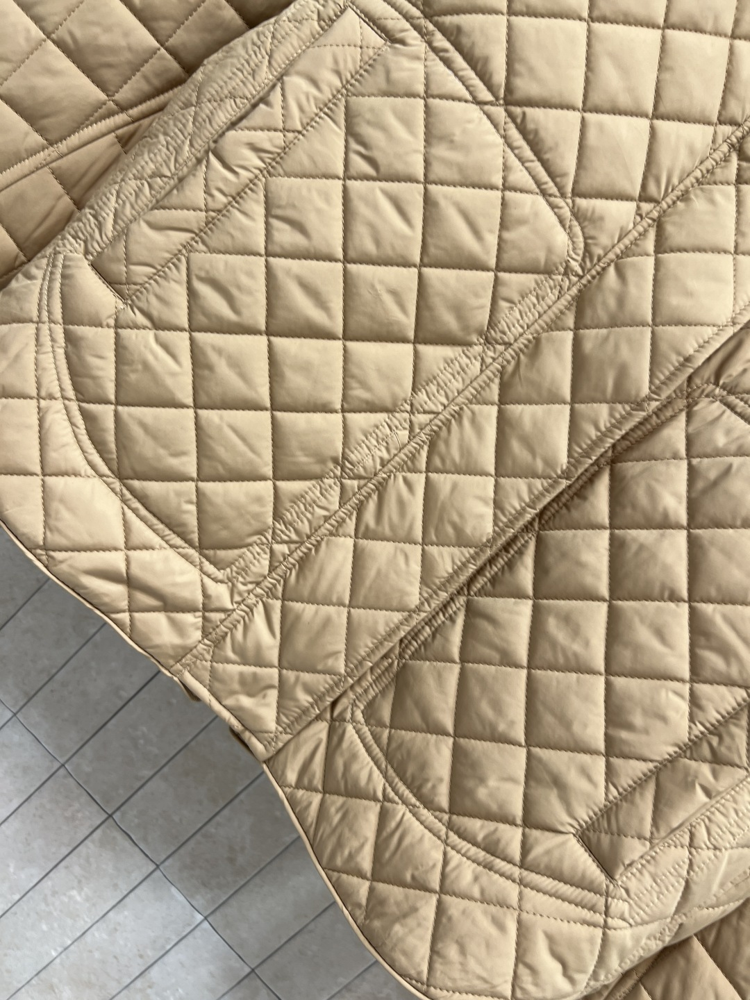 M家 25秋冬新款 菱形绗缝夹棉连帽外套 连帽圆弧衣摆设计 立体剪裁经典H版型演绎秋冬叠搭造型保暖神器 