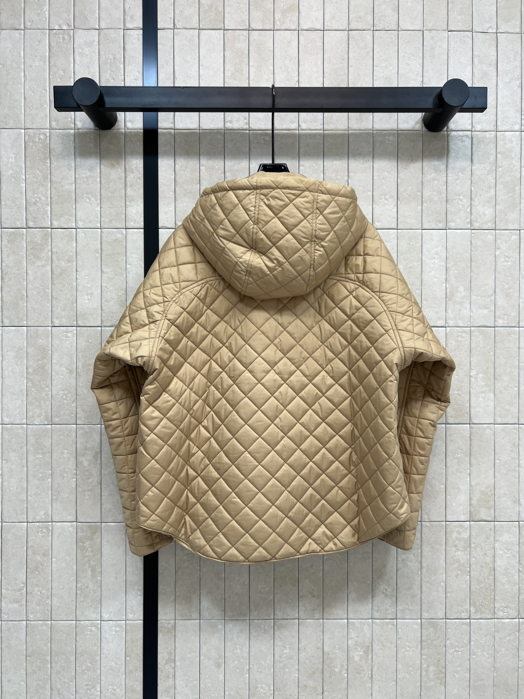 M家 25秋冬新款 菱形绗缝夹棉连帽外套 连帽圆弧衣摆设计 立体剪裁经典H版型演绎秋冬叠搭造型保暖神器 