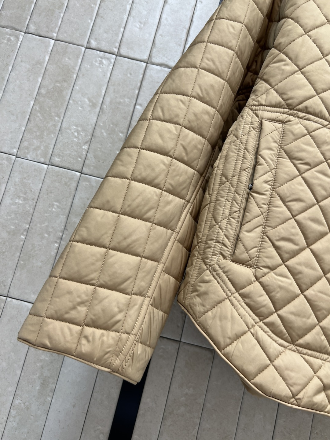 M家 25秋冬新款 菱形绗缝夹棉连帽外套 连帽圆弧衣摆设计 立体剪裁经典H版型演绎秋冬叠搭造型保暖神器 