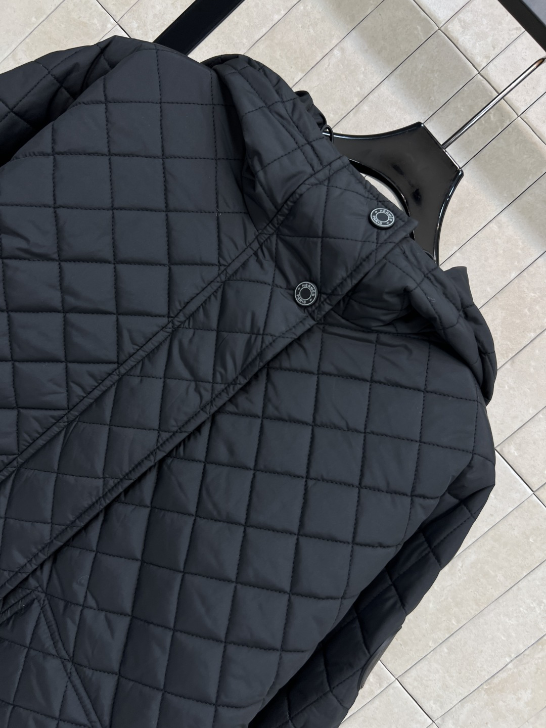 M家 25秋冬新款 菱形绗缝夹棉连帽外套 连帽圆弧衣摆设计 立体剪裁经典H版型演绎秋冬叠搭造型保暖神器 