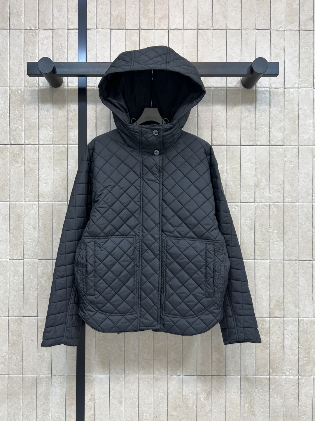 NO:547206,M Home 25 autumn and winter new style diamond quilted cotton hooded jacket hooded arc hem design three-dimensional tailoring classic H-shaped design autumn and winter stacking shape warm artifact light warm fabric imported machine gap workmanship quality depends on details Two colors and three codes Size/S-M-L,, jackets & coats,hats,alexander wang19860909M家 25秋冬新款 菱形绗缝夹棉连帽外套 连帽圆弧衣摆设计 立体剪裁经典H版型演绎秋冬叠搭造型保暖神器 轻盈保暖面料 进口机缝隙 做工品质看细节 两色三码Size/S-M-L,,jackets & coats,hats,alexander wang,Women's clothing