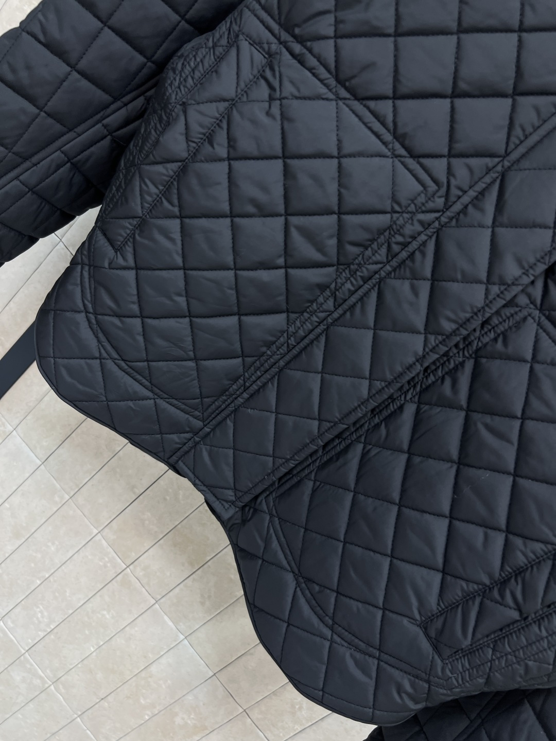 M家 25秋冬新款 菱形绗缝夹棉连帽外套 连帽圆弧衣摆设计 立体剪裁经典H版型演绎秋冬叠搭造型保暖神器 