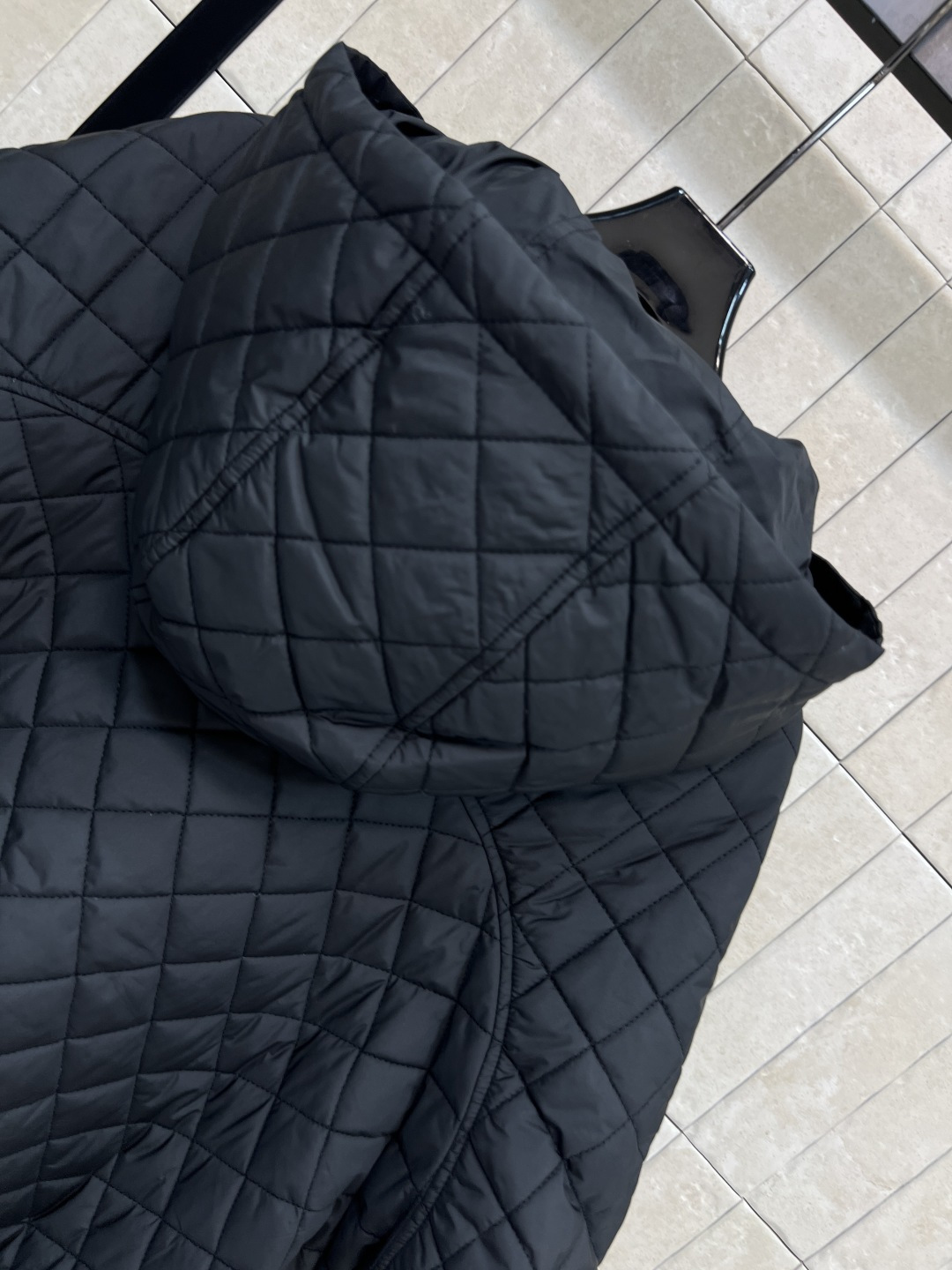 M家 25秋冬新款 菱形绗缝夹棉连帽外套 连帽圆弧衣摆设计 立体剪裁经典H版型演绎秋冬叠搭造型保暖神器 