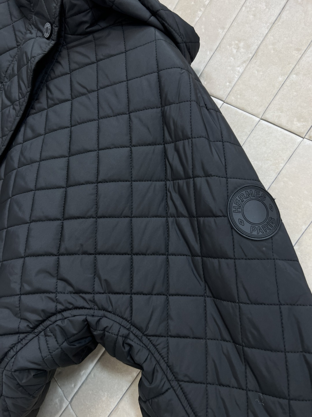 M家 25秋冬新款 菱形绗缝夹棉连帽外套 连帽圆弧衣摆设计 立体剪裁经典H版型演绎秋冬叠搭造型保暖神器 