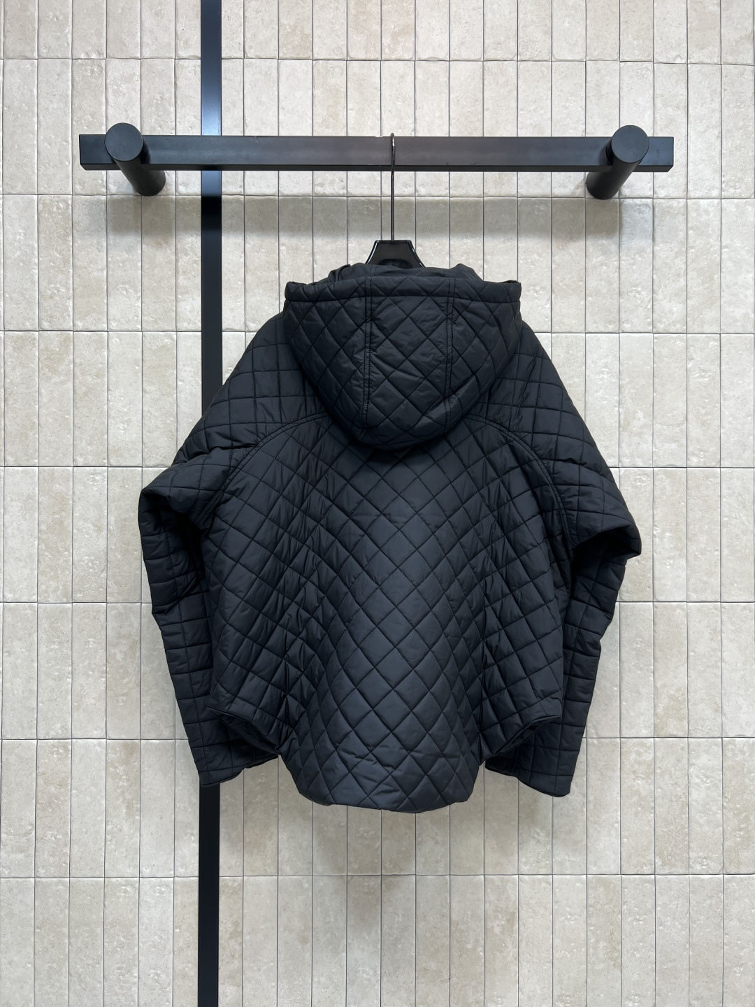 M家 25秋冬新款 菱形绗缝夹棉连帽外套 连帽圆弧衣摆设计 立体剪裁经典H版型演绎秋冬叠搭造型保暖神器 