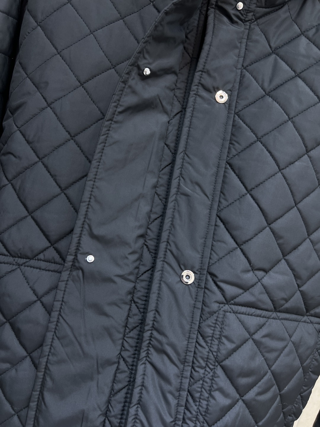 M家 25秋冬新款 菱形绗缝夹棉连帽外套 连帽圆弧衣摆设计 立体剪裁经典H版型演绎秋冬叠搭造型保暖神器 