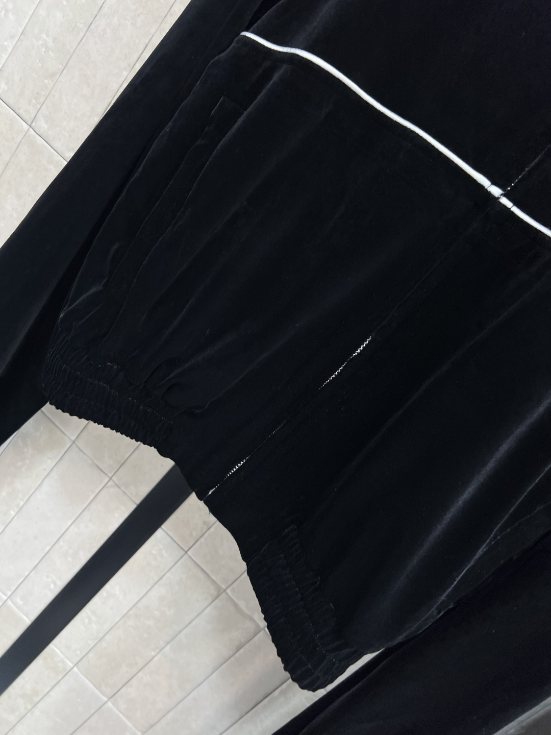 MIu家 25秋冬新款 连帽短款上衣+高腰微喇叭裤 时髦休闲丝绒套装 胸前loqo装饰连帽廓形短款卫衣搭