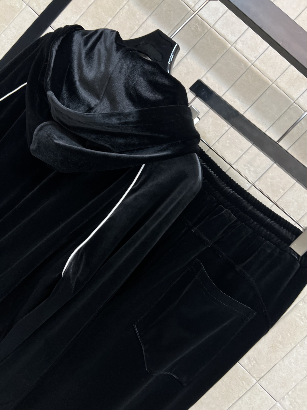 MIu家 25秋冬新款 连帽短款上衣+高腰微喇叭裤 时髦休闲丝绒套装 胸前loqo装饰连帽廓形短款卫衣搭