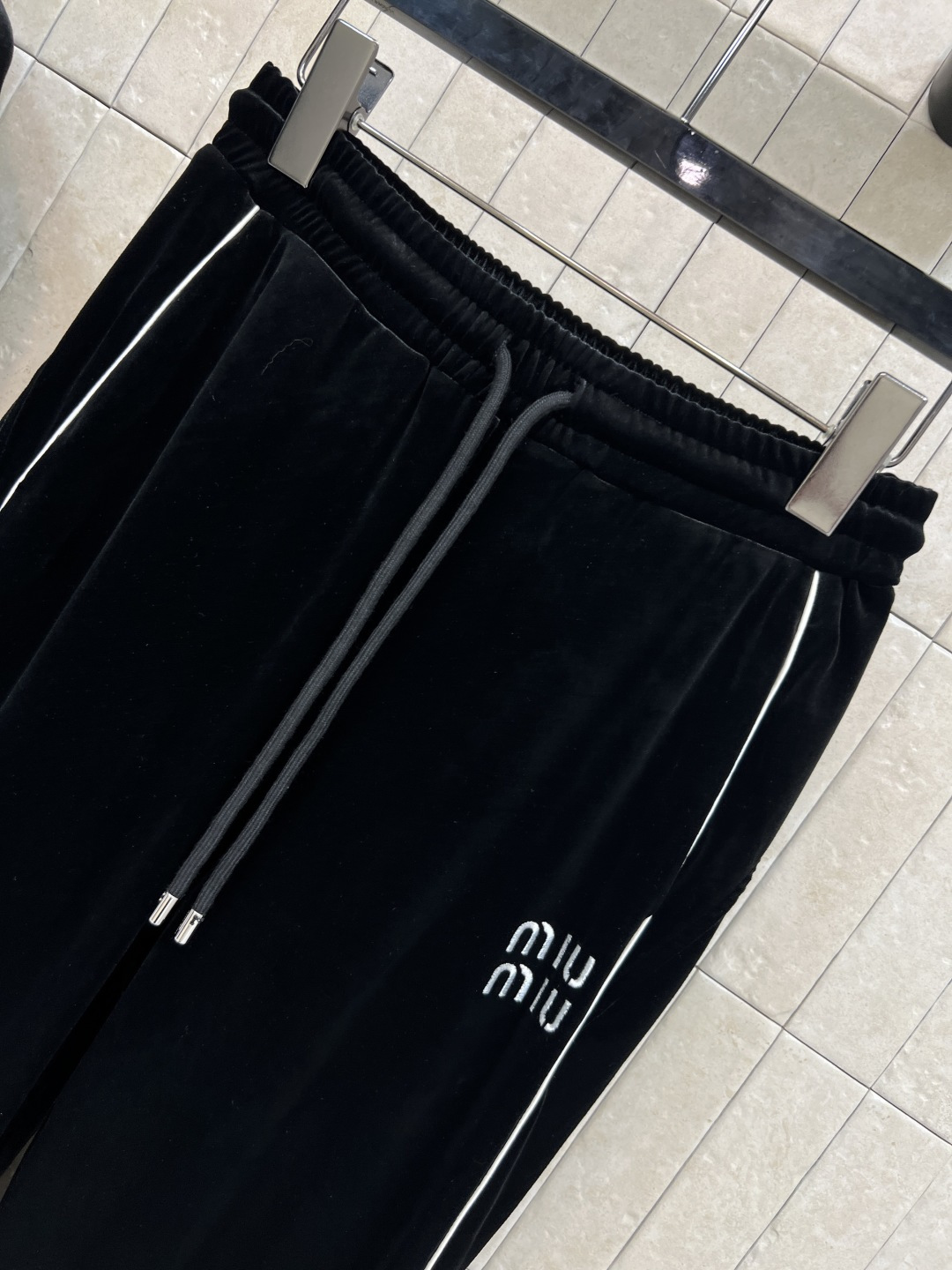 MIu家 25秋冬新款 连帽短款上衣+高腰微喇叭裤 时髦休闲丝绒套装 胸前loqo装饰连帽廓形短款卫衣搭