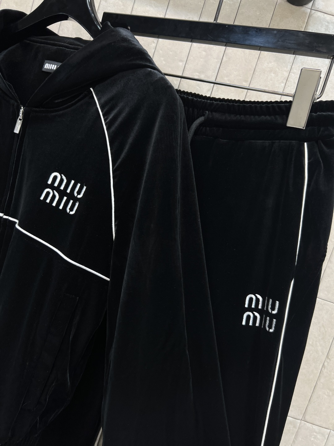 MIu家 25秋冬新款 连帽短款上衣+高腰微喇叭裤 时髦休闲丝绒套装 胸前loqo装饰连帽廓形短款卫衣搭