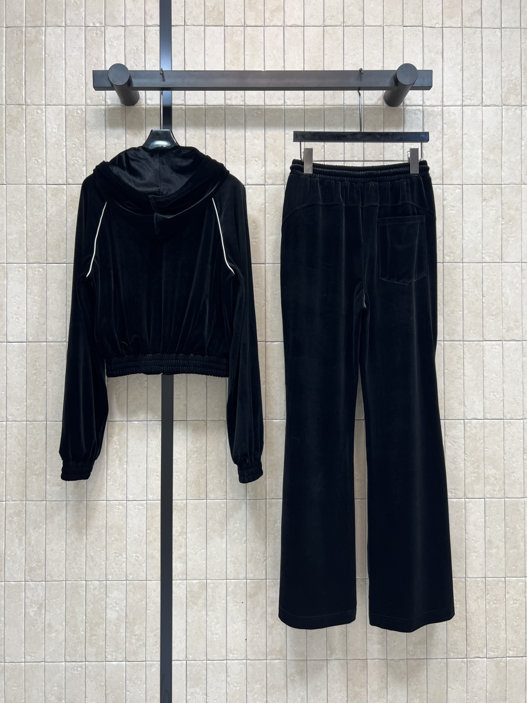 MIu家 25秋冬新款 连帽短款上衣+高腰微喇叭裤 时髦休闲丝绒套装 胸前loqo装饰连帽廓形短款卫衣搭