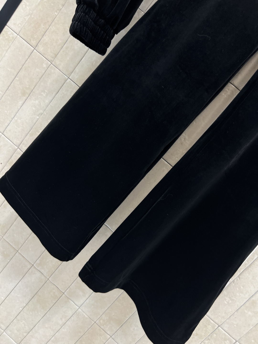 MIu家 25秋冬新款 连帽短款上衣+高腰微喇叭裤 时髦休闲丝绒套装 胸前loqo装饰连帽廓形短款卫衣搭