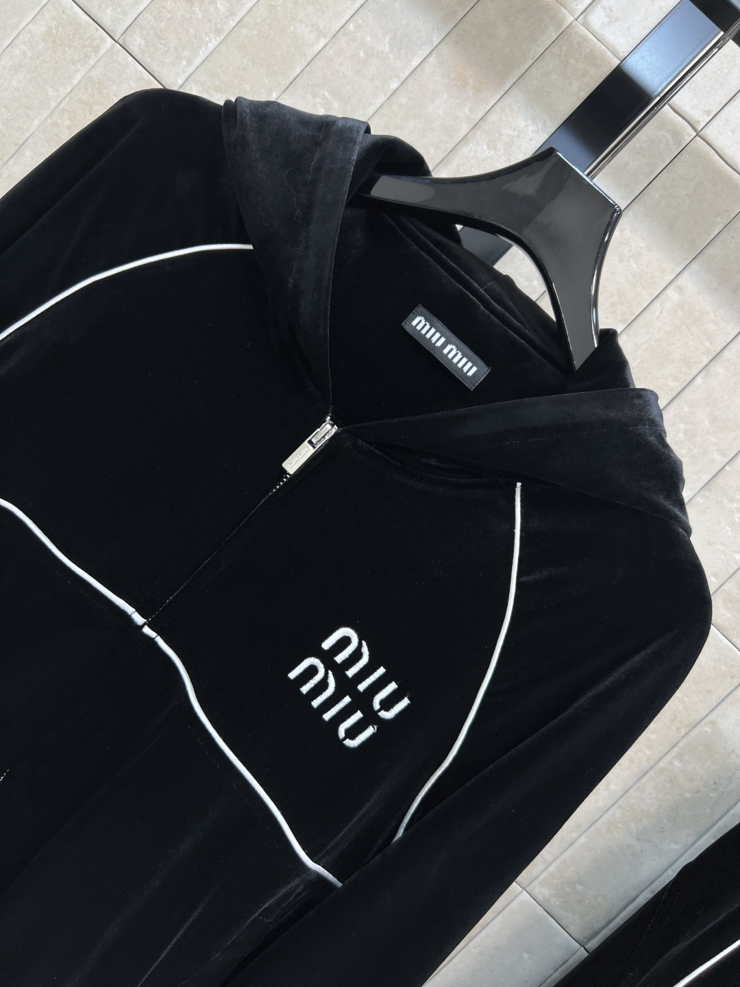 MIu家 25秋冬新款 连帽短款上衣+高腰微喇叭裤 时髦休闲丝绒套装 胸前loqo装饰连帽廓形短款卫衣搭