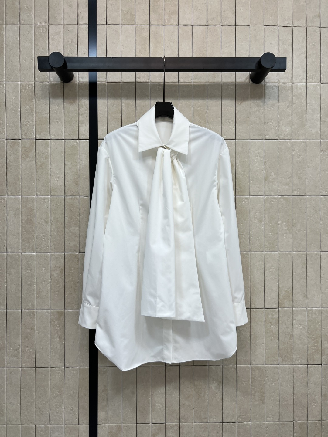 NO:547222,Xiaoxiangjia 25 autumn and winter new style, long shirt with tied lapel, gentle temperament, and noble temperament, immediately grasp the neckline, lace-up bow, lit up, three-dimensional waist-hugging long style easily defeats pure white shirt, design characteristics, fashionable and versatile, gentle and elegant, you won’t make any mistakes when wearing it, one color, three-code Size/S-M-L,, chanel, shirts, alexander wang19860909小香家 25秋冬新款 系带翻领长款衬衫 温婉气质翻倍 矜贵气韵立马拿捏 领口可系带蝴蝶结 点亮造型 立体收腰长款版型轻松打败纯白衬衫 有设计特点又时髦百搭 温柔有气质 怎么穿都不会出错 一色三码Size/S-M-L,,chanel,shirts,alexander wang,Women's clothing