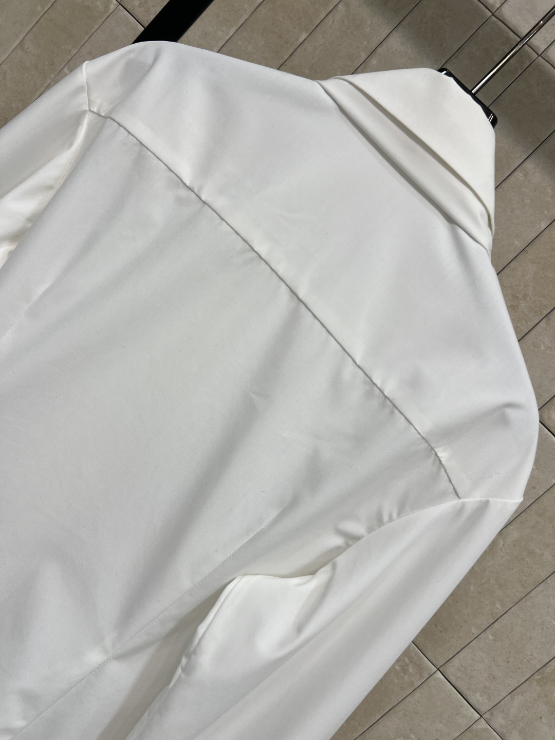 小香家 25秋冬新款 系带翻领长款衬衫 温婉气质翻倍 矜贵气韵立马拿捏 领口可系带蝴蝶结 点亮造型 立体