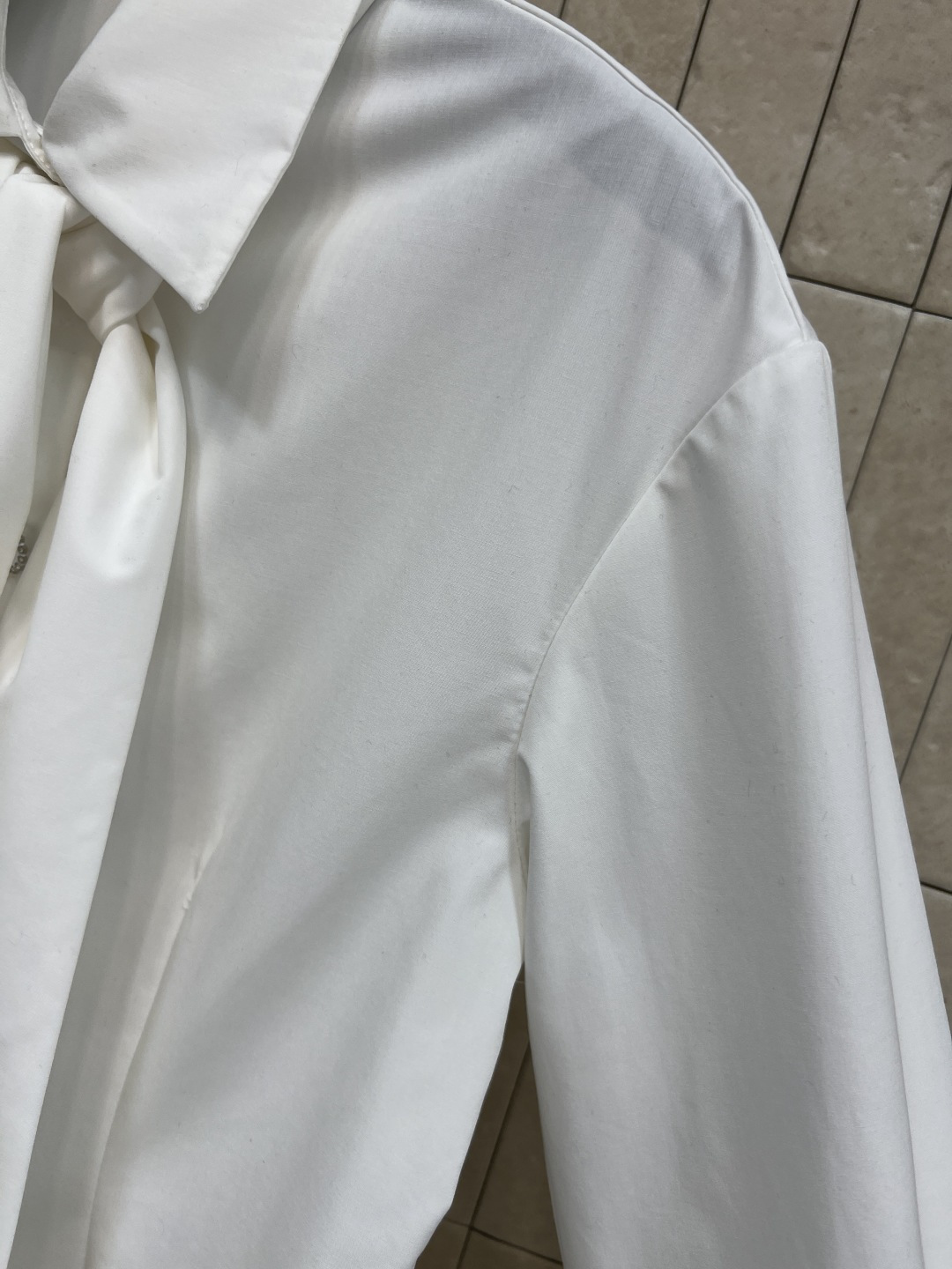 小香家 25秋冬新款 系带翻领长款衬衫 温婉气质翻倍 矜贵气韵立马拿捏 领口可系带蝴蝶结 点亮造型 立体