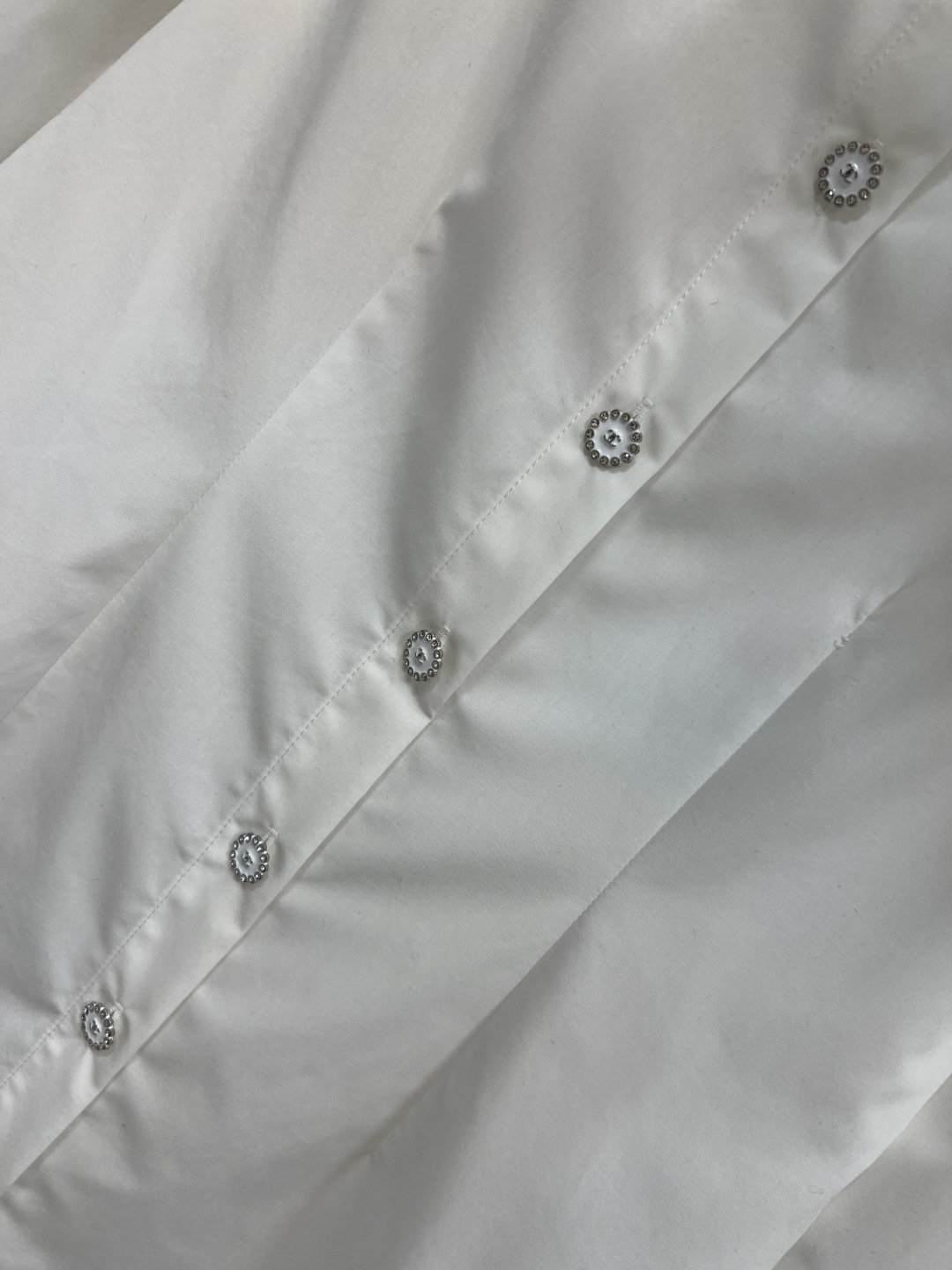 小香家 25秋冬新款 系带翻领长款衬衫 温婉气质翻倍 矜贵气韵立马拿捏 领口可系带蝴蝶结 点亮造型 立体