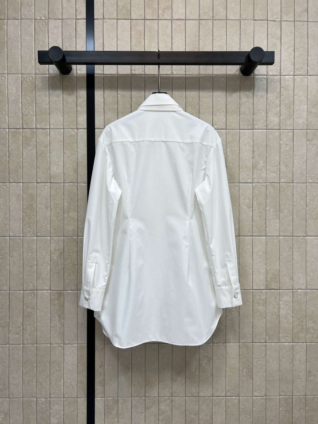 小香家 25秋冬新款 系带翻领长款衬衫 温婉气质翻倍 矜贵气韵立马拿捏 领口可系带蝴蝶结 点亮造型 立体