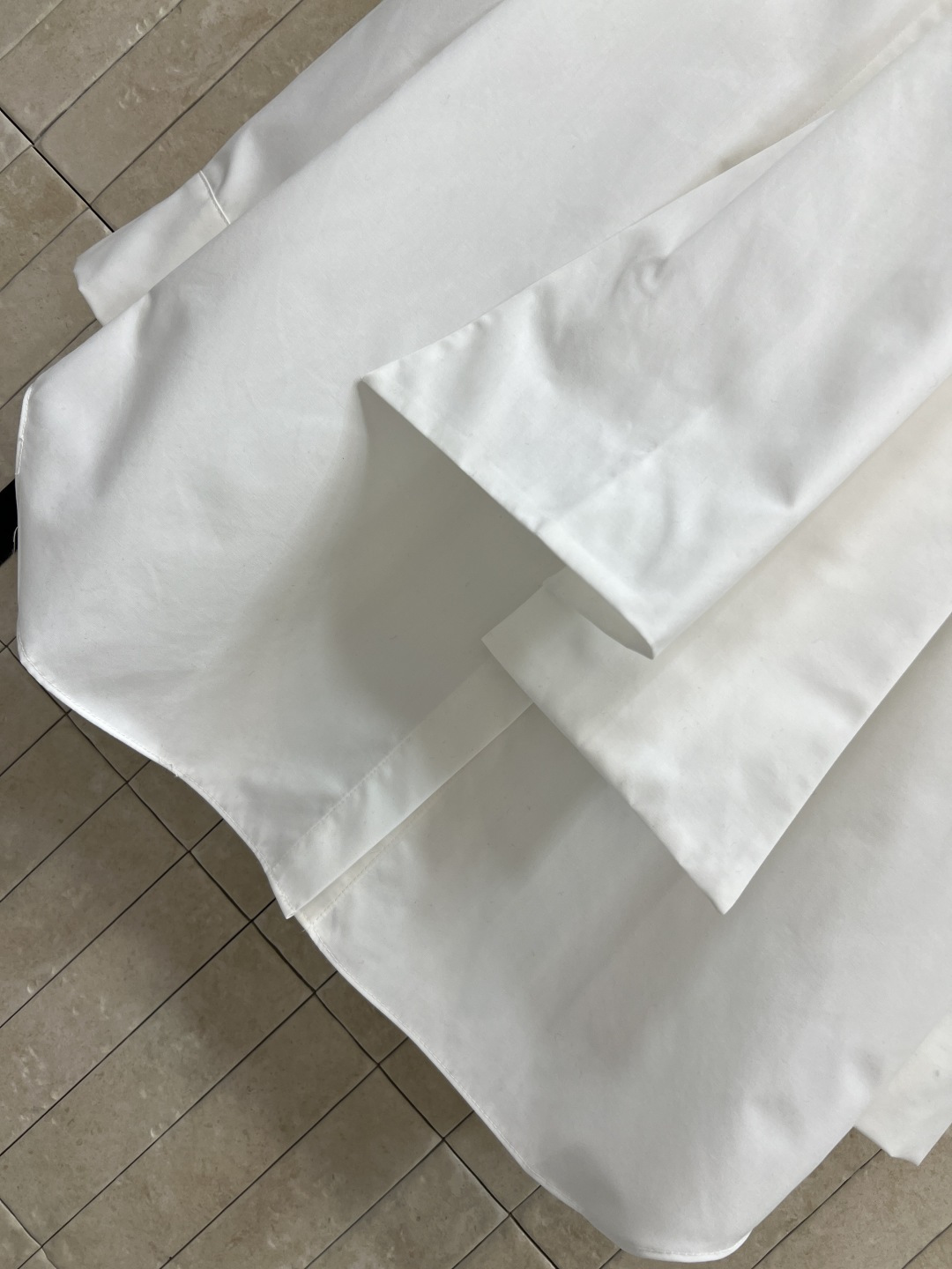 小香家 25秋冬新款 系带翻领长款衬衫 温婉气质翻倍 矜贵气韵立马拿捏 领口可系带蝴蝶结 点亮造型 立体