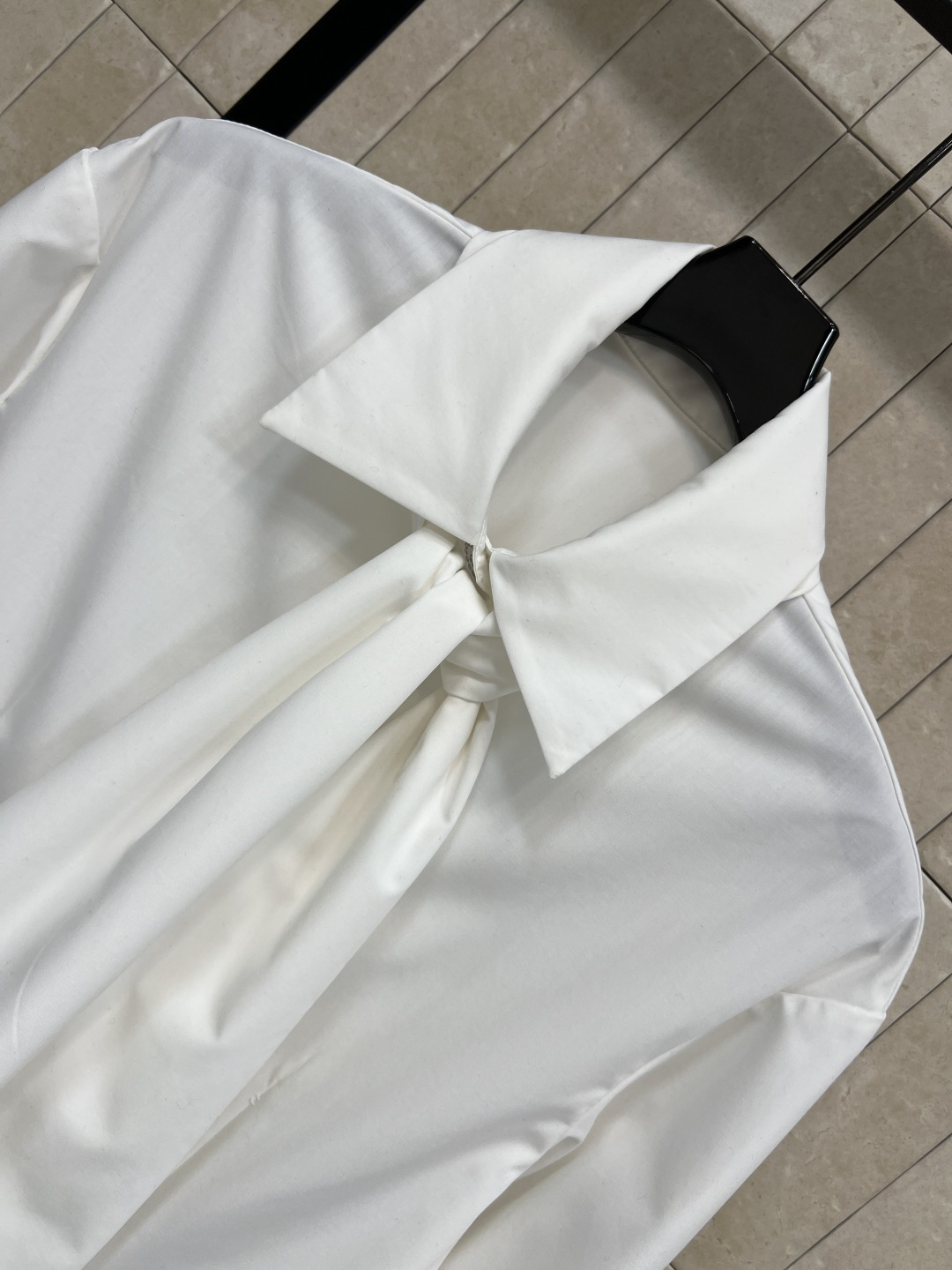 小香家 25秋冬新款 系带翻领长款衬衫 温婉气质翻倍 矜贵气韵立马拿捏 领口可系带蝴蝶结 点亮造型 立体