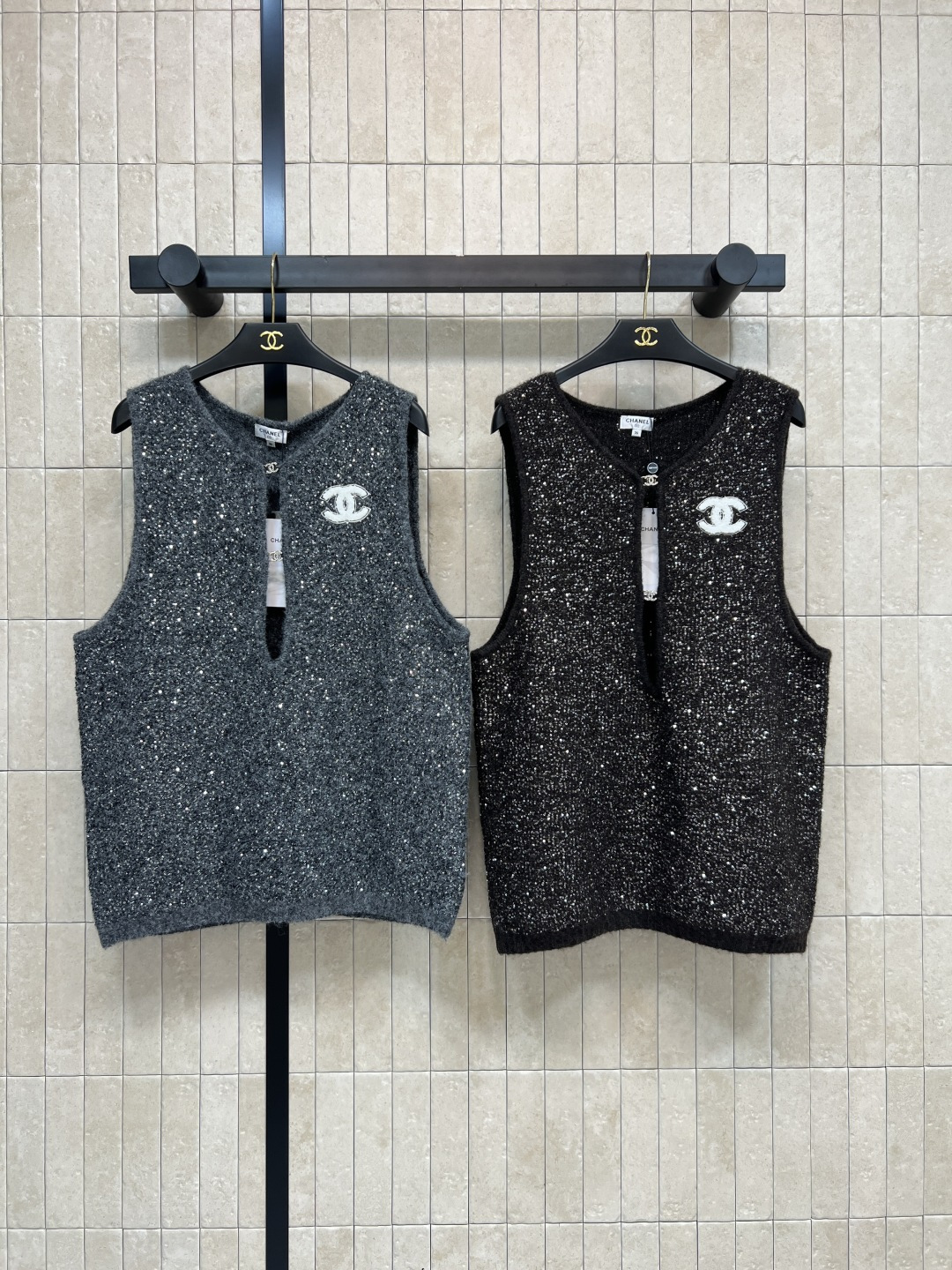 NO:547217,Xiaoxiangjia 25 autumn and winter new style sequin knitted vest. Xiaoxiang knitted vest top that shows the retro high-end literary style is fashionable and versatile. It is easy to create a stacked atmosphere and is also very good to wear alone. The double C buckle decoration is fashionable and eye-catching. The workmanship quality is online. Two colors and three codes Size/S-M-L, chanel, alexander wang19860909小香家 25秋冬新款 亮片针织马甲 尽显复古高级文艺范儿的小香针织马甲上衣时髦百搭不挑人 轻松营造叠搭氛围单穿也很不错 双C搭扣装饰时髦又吸睛 做工品质在线两色三码Size/S-M-L,,chanel,alexander wang,Women's clothing