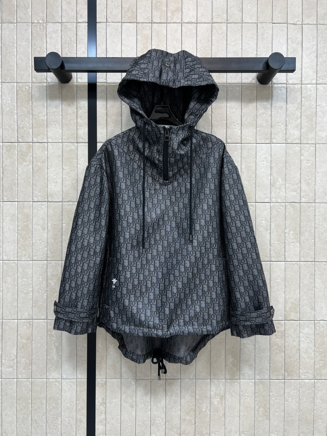 NO:547155,D Home 25 autumn and winter new style classic logo jacquard hooded jacket must be released every year Loose hooded fit Short front and long arc drawstring hem design The velcro is equipped with adjustable width Retro D-shaped jacquard is fashionable and high-end silhouette design can be easily controlled by both men and women A must-have windproof jacket with full shape Full of styling Three-code Size/S-M-L,,dior,jackets & coats,hats,alexander wang19860909D家 25秋冬新款 经典logo提花连帽外套 每年必出的经典之作 连帽宽松版型 前短后长圆弧抽绳衣摆设计 子是采用魔术贴 配调节宽度 复古的D字提花时髦又高级 廓形的设计男女都可以轻松驾驭 秋冬必备防风外套 造型感十足 一色三码 Size/S-M-L,,dior,jackets & coats,hats,alexander wang,Women's clothing