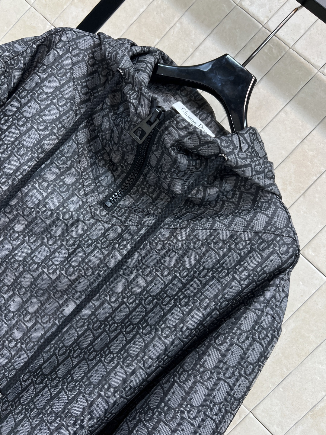 D家 25秋冬新款 经典logo提花连帽外套 每年必出的经典之作 连帽宽松版型 前短后长圆弧抽绳衣摆设计