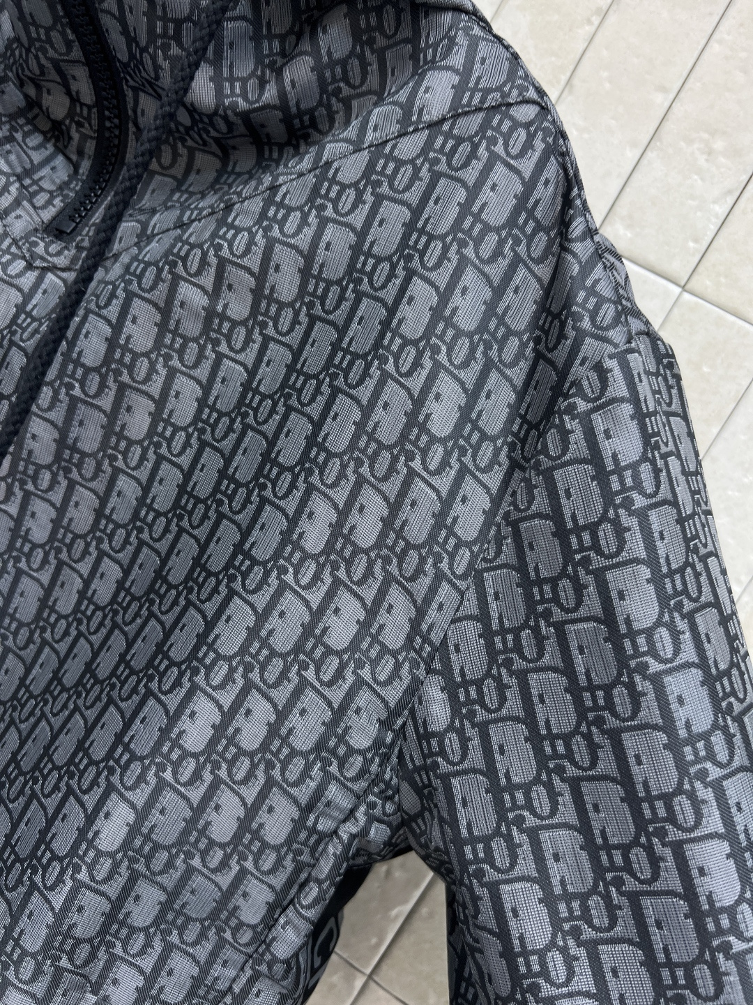 D家 25秋冬新款 经典logo提花连帽外套 每年必出的经典之作 连帽宽松版型 前短后长圆弧抽绳衣摆设计