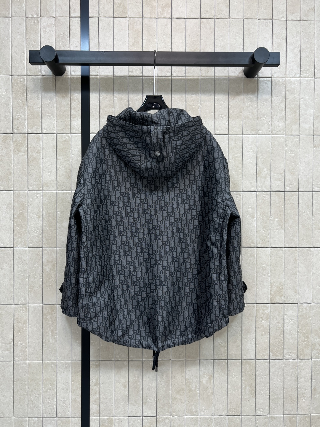 D家 25秋冬新款 经典logo提花连帽外套 每年必出的经典之作 连帽宽松版型 前短后长圆弧抽绳衣摆设计