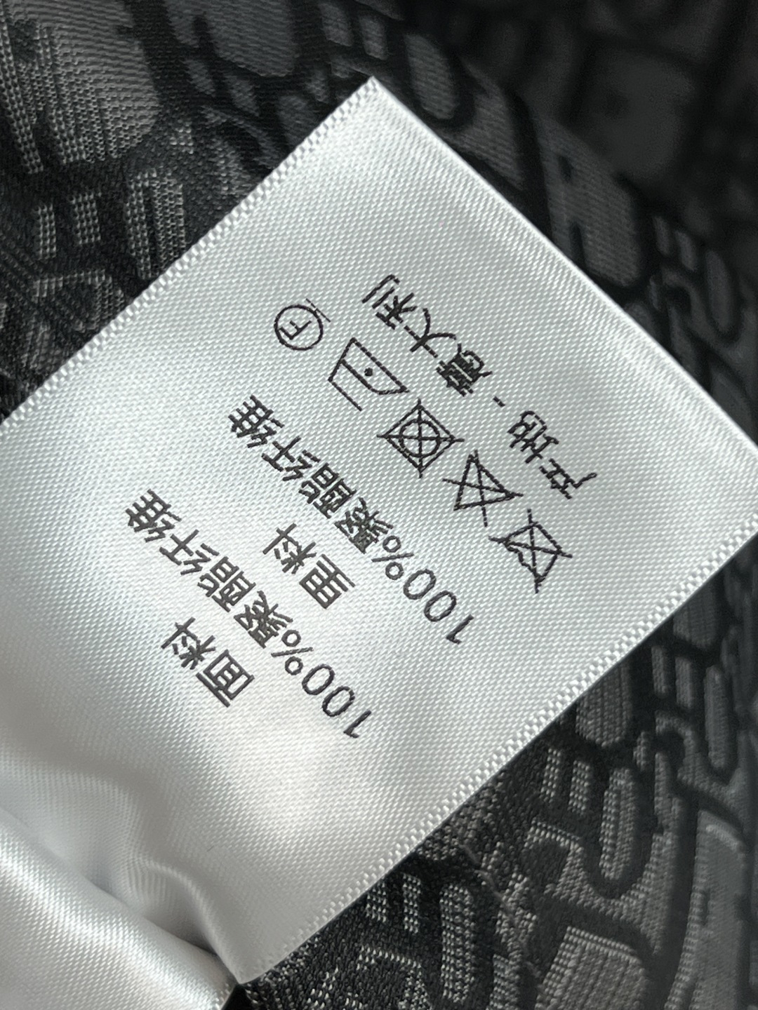 D家 25秋冬新款 经典logo提花连帽外套 每年必出的经典之作 连帽宽松版型 前短后长圆弧抽绳衣摆设计