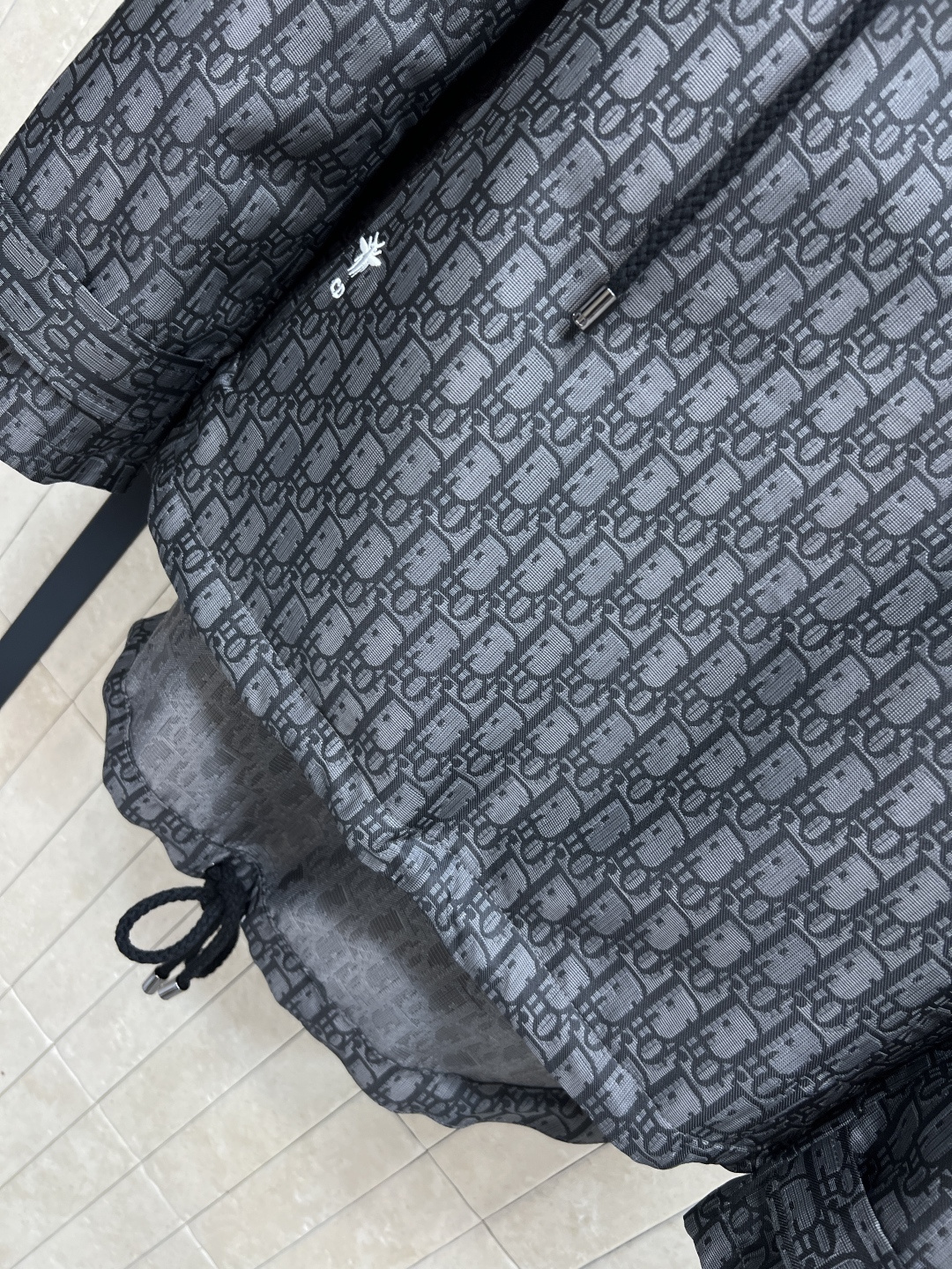 D家 25秋冬新款 经典logo提花连帽外套 每年必出的经典之作 连帽宽松版型 前短后长圆弧抽绳衣摆设计