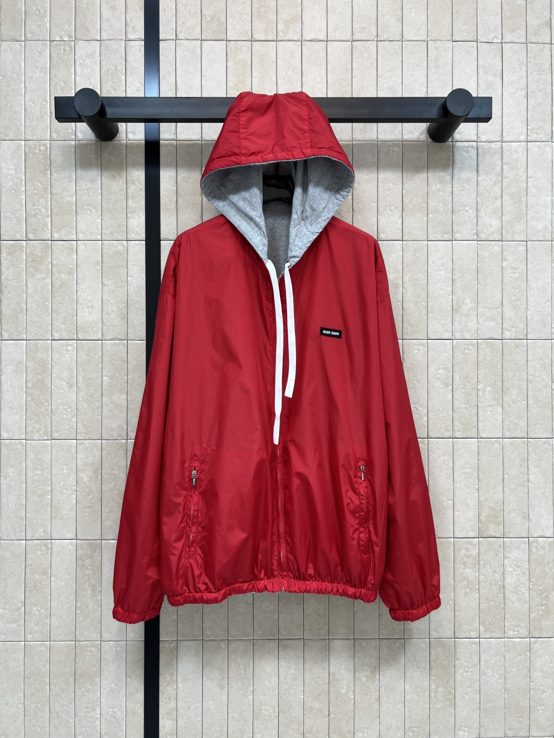 NO:547174,MIu's new autumn and winter style, double-sided hooded hooded jacket, one side of red and the other side of gray, eye-catching and fashionable, the upper body shows youthful vitality, the double-sided style is casually matched, showing a unique personality attitude, easily create a fashionable and seasonal style, casual and loose style is easily matched with various inner wear, change different styles, sweet and salty, fashionable and versatile items in one color and three codes Size/S-M-L,,miumiu, jackets & coats,hats,alexander wang19860909MIu家 25秋冬新款 双面穿连帽连帽外套 一面红色一面灰色 吸睛时髦感十足 上身彰显年轻活力气息 双面风格随意搭配 彰显与众不同的个性态度 轻松打造时髦换季造型 休闲宽松版型轻松搭配各种内搭 变换不同风格 可甜可盐时髦百搭单品一色三码 Size/S-M-L,,miumiu,jackets & coats,hats,alexander wang,Women's clothing