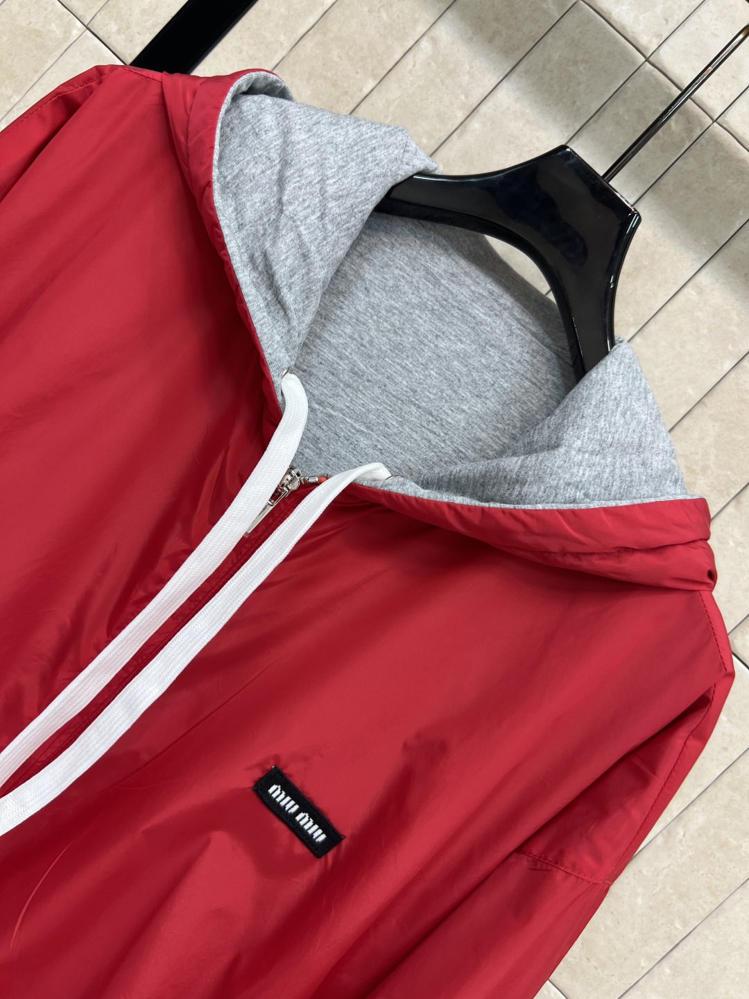 MIu家 25秋冬新款 双面穿连帽连帽外套 一面红色一面灰色 吸睛时髦感十足 上身彰显年轻活力气息 双面