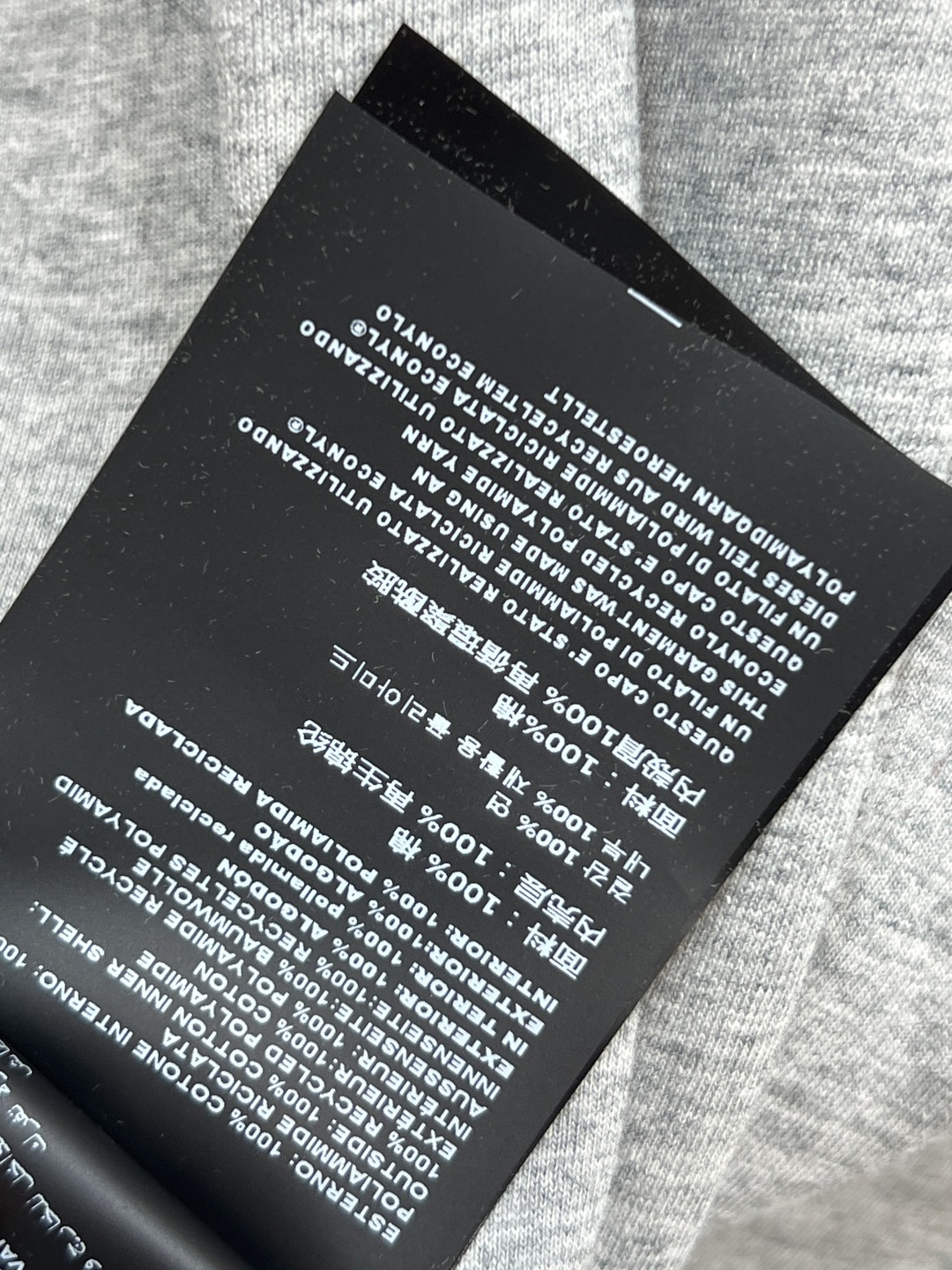 MIu家 25秋冬新款 双面穿连帽连帽外套 一面红色一面灰色 吸睛时髦感十足 上身彰显年轻活力气息 双面