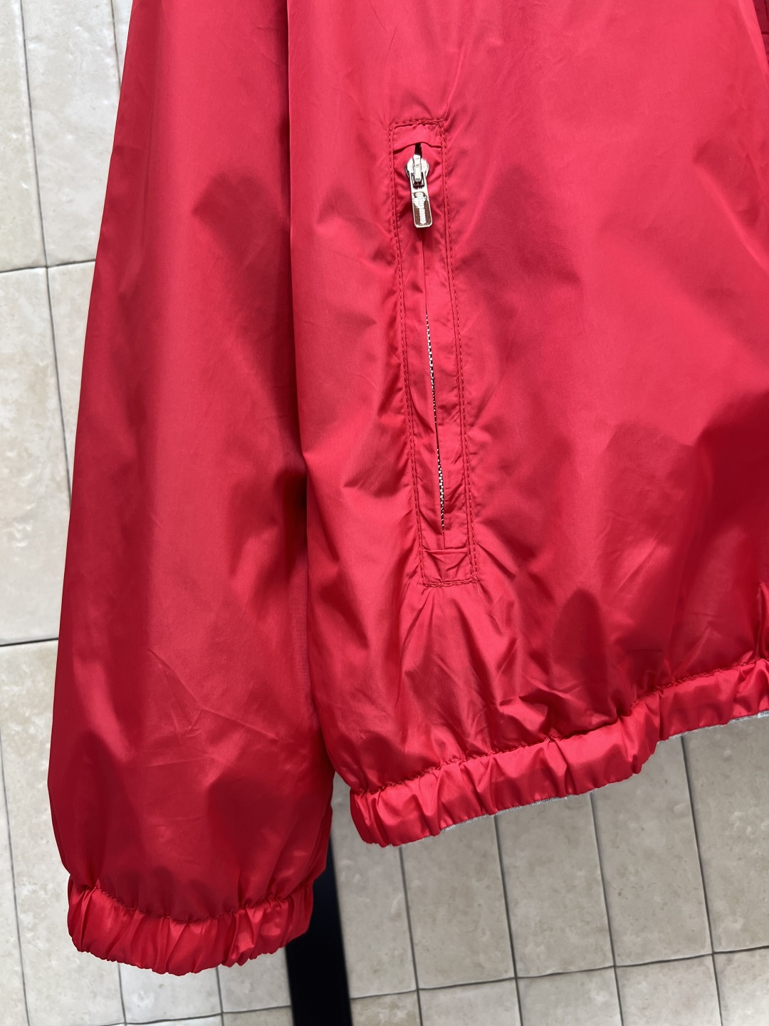 MIu家 25秋冬新款 双面穿连帽连帽外套 一面红色一面灰色 吸睛时髦感十足 上身彰显年轻活力气息 双面