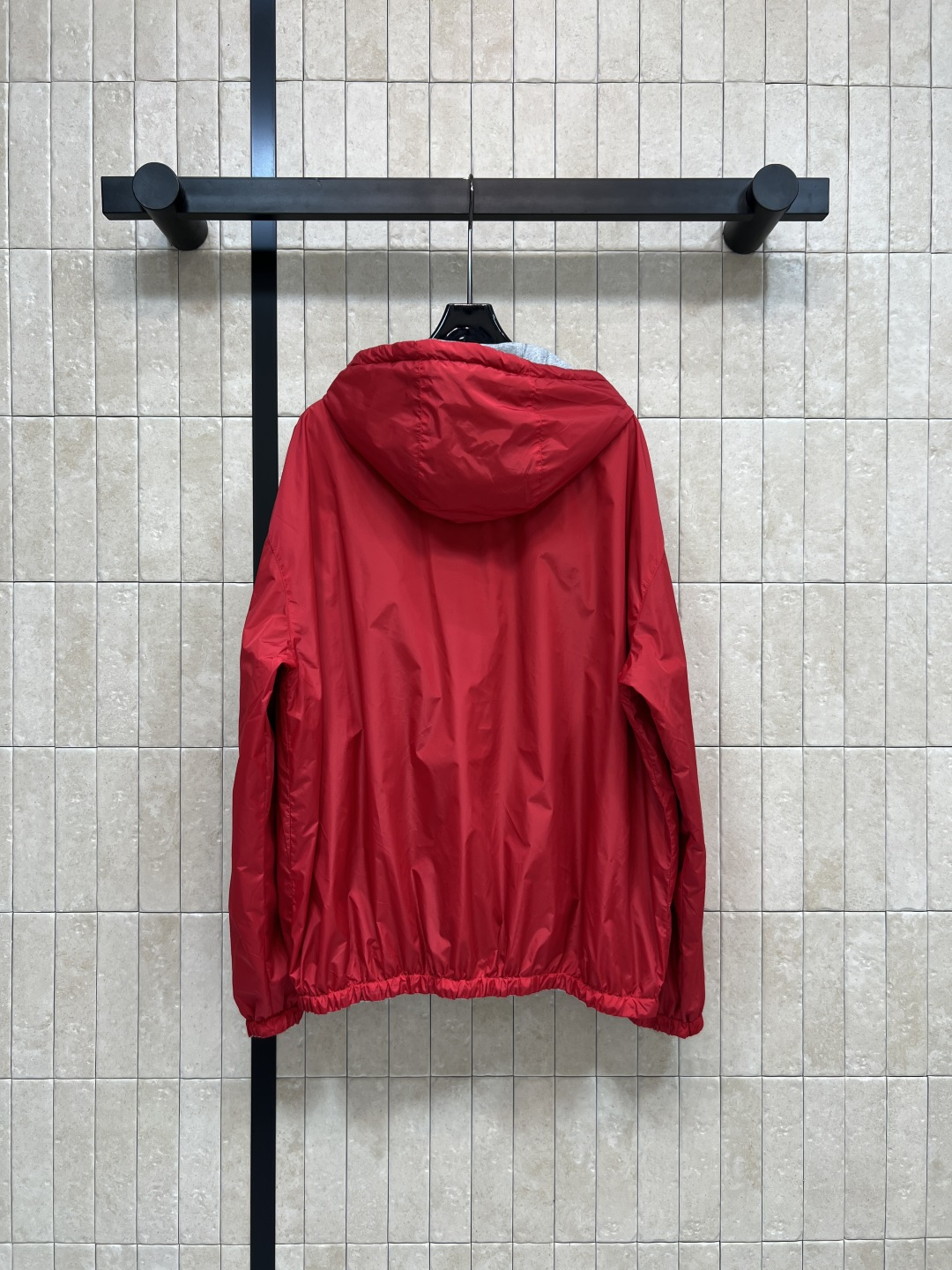 MIu家 25秋冬新款 双面穿连帽连帽外套 一面红色一面灰色 吸睛时髦感十足 上身彰显年轻活力气息 双面