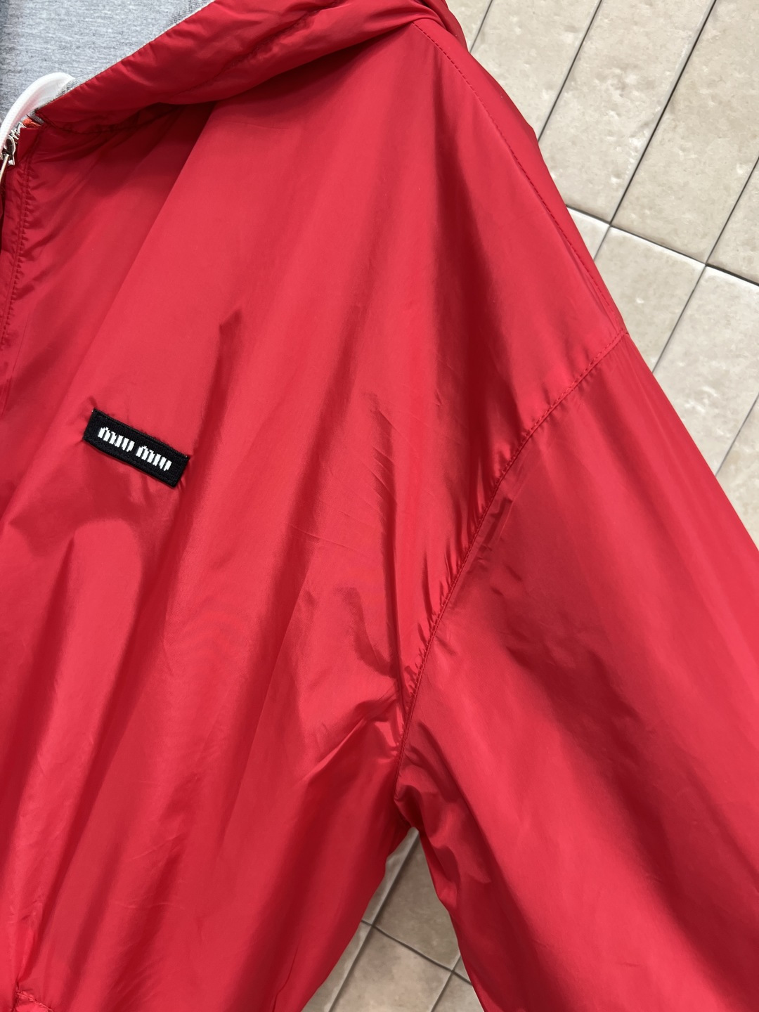 MIu家 25秋冬新款 双面穿连帽连帽外套 一面红色一面灰色 吸睛时髦感十足 上身彰显年轻活力气息 双面