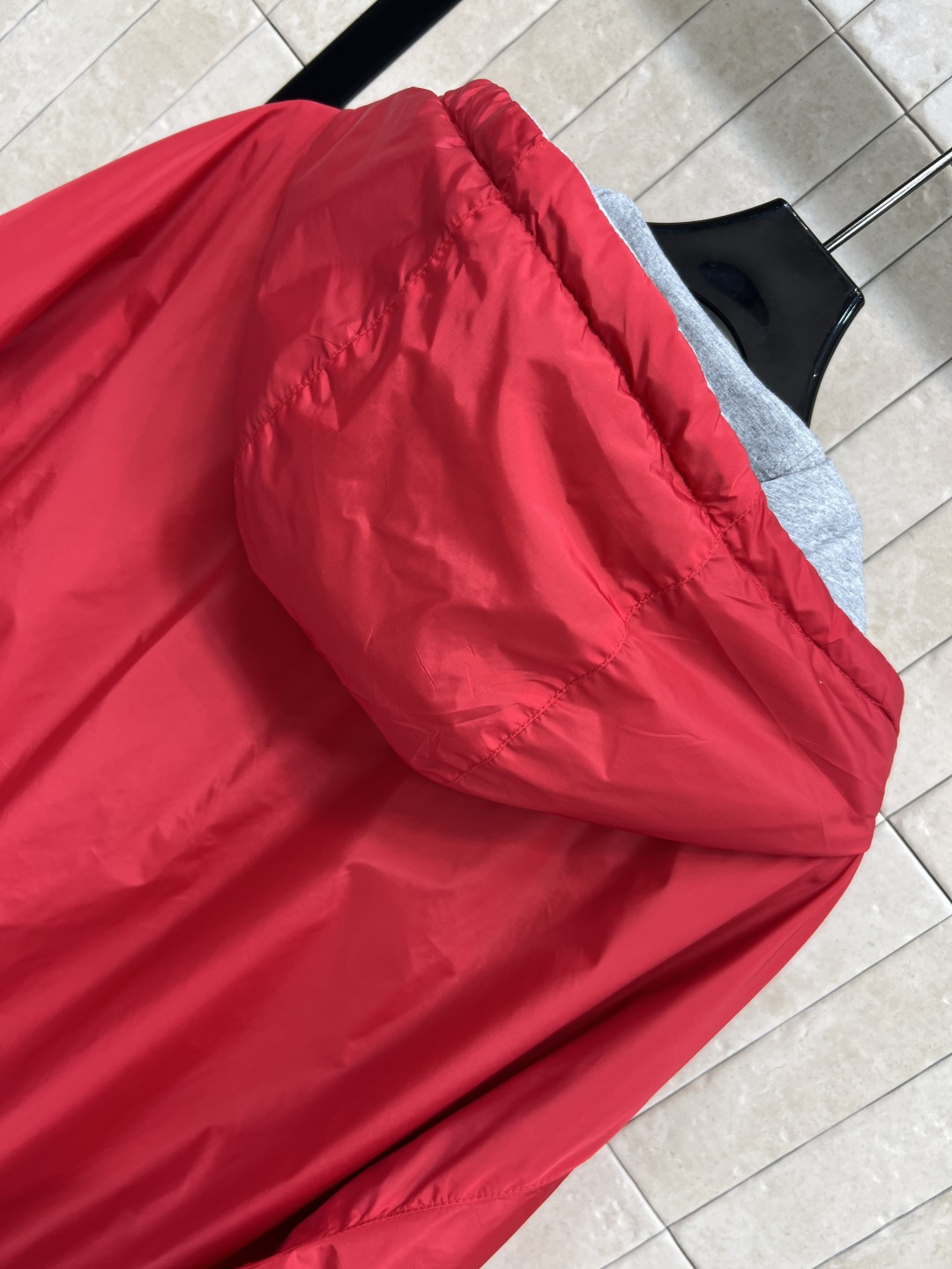 MIu家 25秋冬新款 双面穿连帽连帽外套 一面红色一面灰色 吸睛时髦感十足 上身彰显年轻活力气息 双面