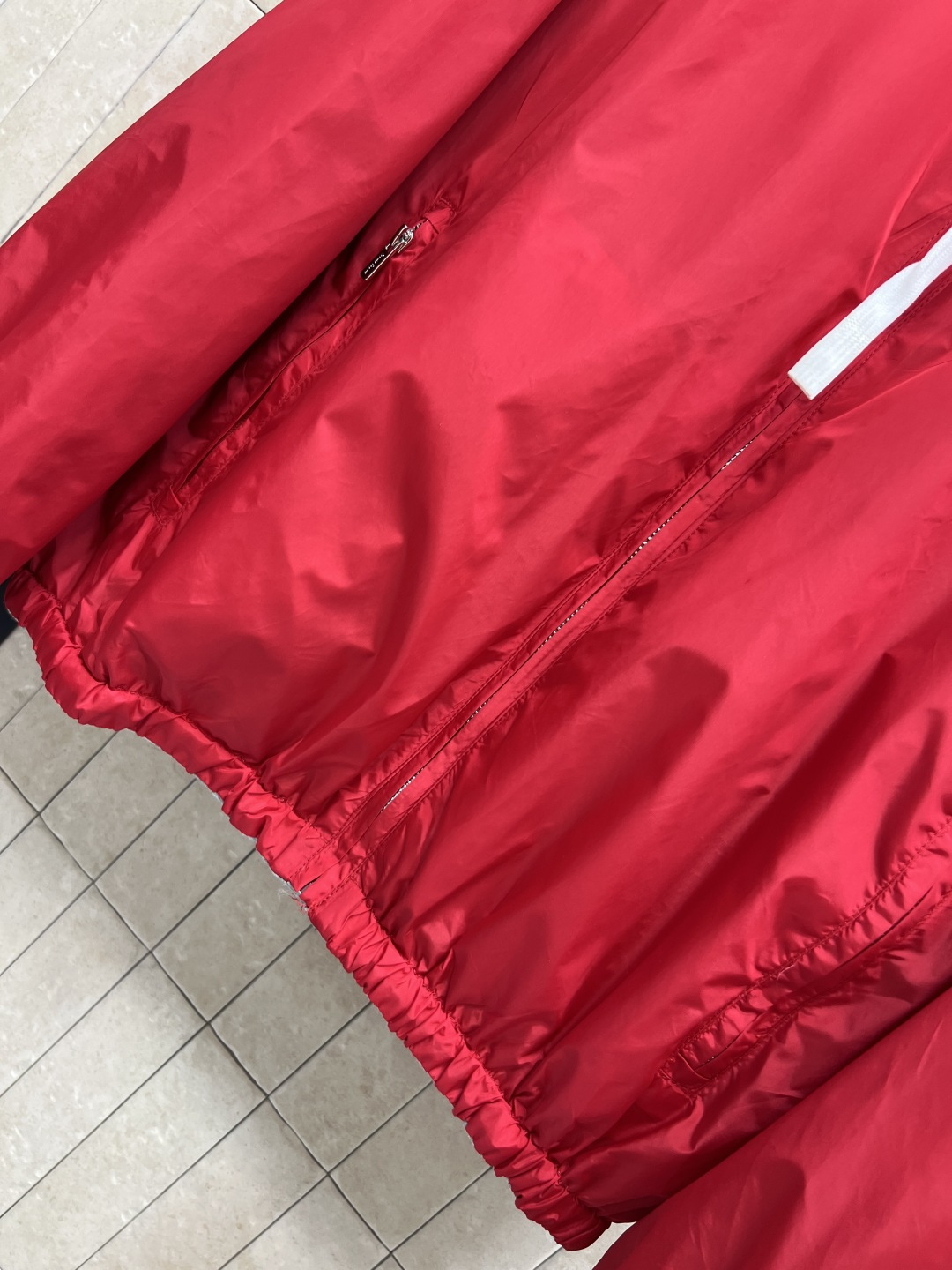 MIu家 25秋冬新款 双面穿连帽连帽外套 一面红色一面灰色 吸睛时髦感十足 上身彰显年轻活力气息 双面