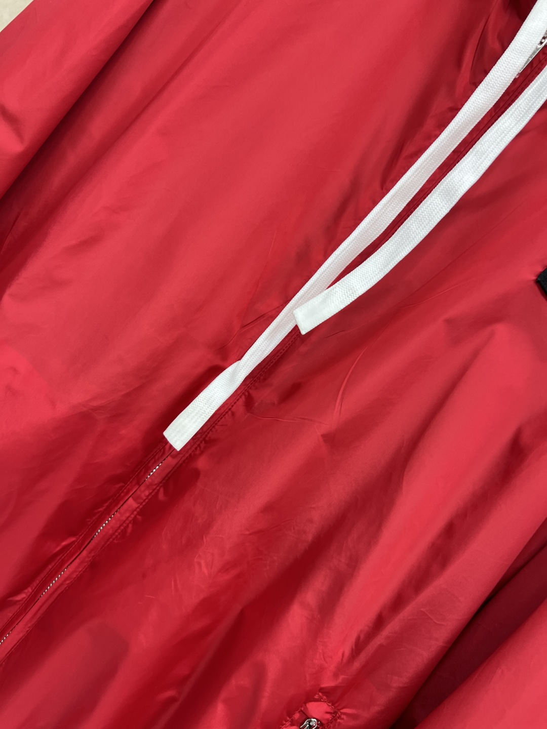 MIu家 25秋冬新款 双面穿连帽连帽外套 一面红色一面灰色 吸睛时髦感十足 上身彰显年轻活力气息 双面