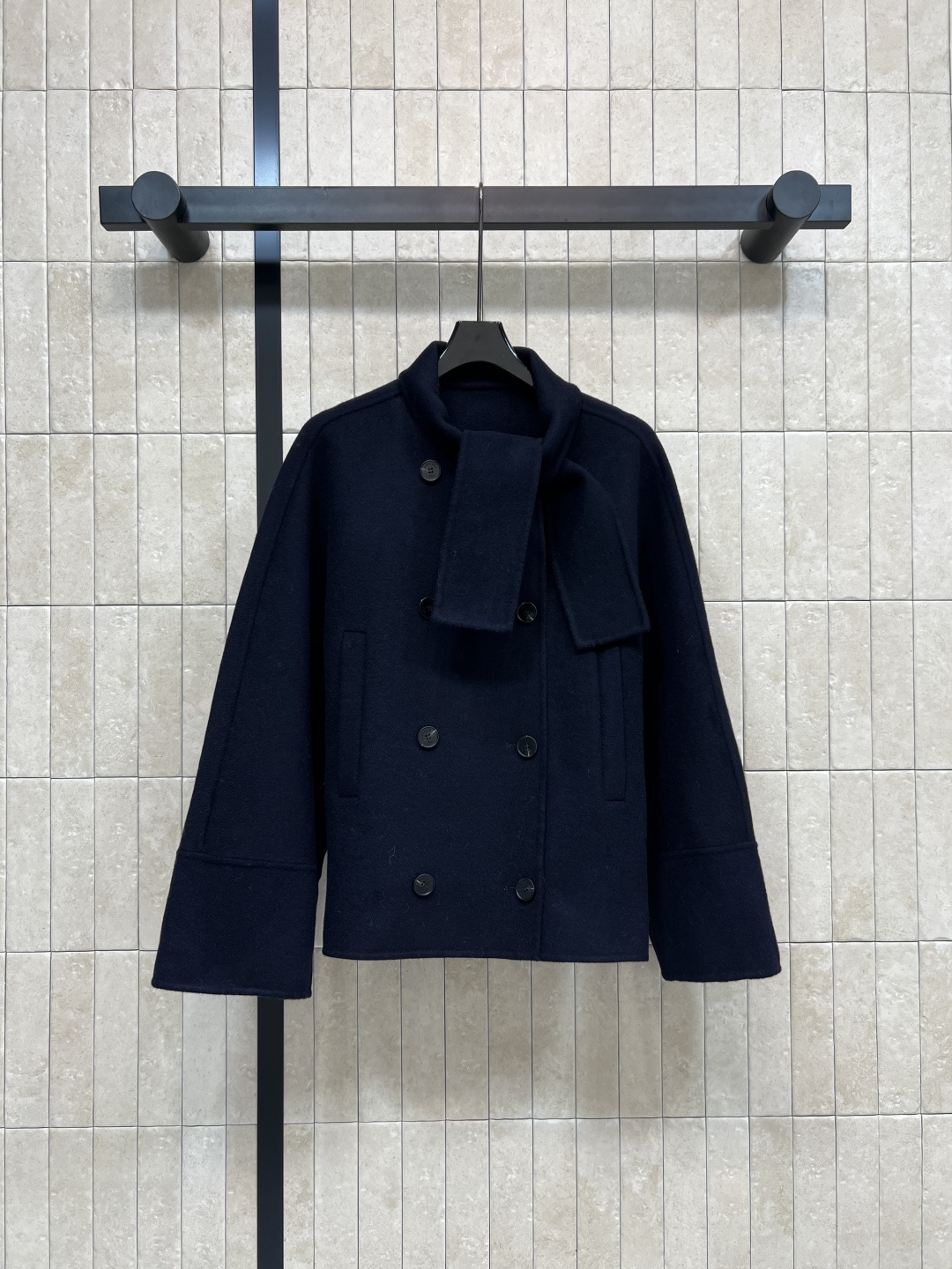 NO:547257,New autumn and winter style wool lace-up double-breasted coat, dark blue solid color super gentle and elegant lace-up double-breasted short style, bat sleeve style super aura to pull height, elegant and minimalist design style, one coat that can be done in autumn and winter, high-end and fashionable, easy to grasp the temperament of Korean female protagonist in daily casualness 100% wool, workmanship quality depends on details, one color three-code Size/S-M-L,,alexander wang19860909秋冬新款 羊毛呢系带双排扣大衣 深蓝色纯色超温柔显气质系带领双排扣短款 蝙蝠袖版型超带气场拉身高 上身优雅又极简的设计风格 秋冬一件搞定的大衣 高级又时髦 日常休闲轻松拿捏韩系女主气质 百分百羊毛 做工品质看细节 一色三码Size/S-M-L,,alexander wang,Women's clothing