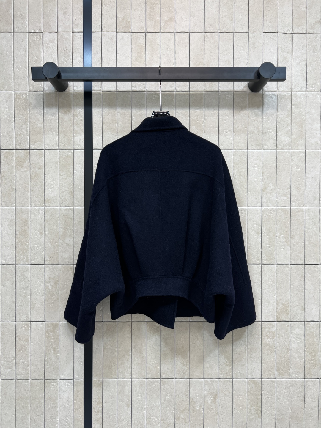 25秋冬新款 羊毛呢系带双排扣大衣 深蓝色纯色超温柔显气质系带领双排扣短款 蝙蝠袖版型超带气场拉身高 上