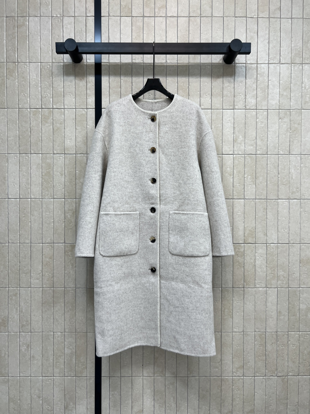 NO:547227,New autumn and winter style, light gray round neck long coat, top body, elegant temperament, small round neck single-breasted design, shoulder-down straight H-style upper body, age-reducing and retro-elegant, sweet atmosphere of a celebrity, essential coat coat, one color, three sizes, SIze/S-M-L,, jackets & coats,alexander wang19860909秋冬新款 浅灰色圆领长款大衣 上身倍显气质优雅 小圆领单排扣设计 落肩直筒H版型 上身减龄又复古优雅 自带名媛的甜美气息 秋冬必备大衣外套 一色三码 SIze/S-M-L,,jackets & coats,alexander wang,Women's clothing