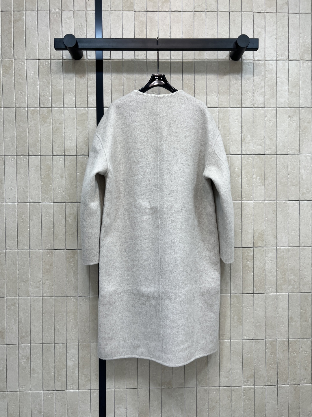 25秋冬新款 浅灰色圆领长款大衣 上身倍显气质优雅 小圆领单排扣设计 落肩直筒H版型 上身减龄又复古优雅