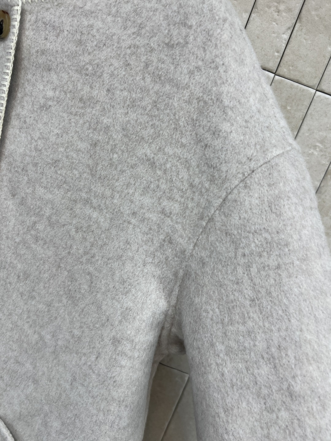 25秋冬新款 浅灰色圆领长款大衣 上身倍显气质优雅 小圆领单排扣设计 落肩直筒H版型 上身减龄又复古优雅