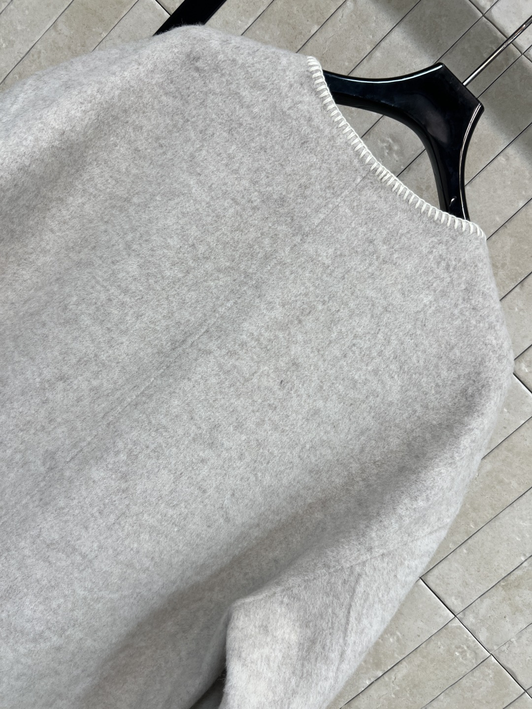 25秋冬新款 浅灰色圆领长款大衣 上身倍显气质优雅 小圆领单排扣设计 落肩直筒H版型 上身减龄又复古优雅